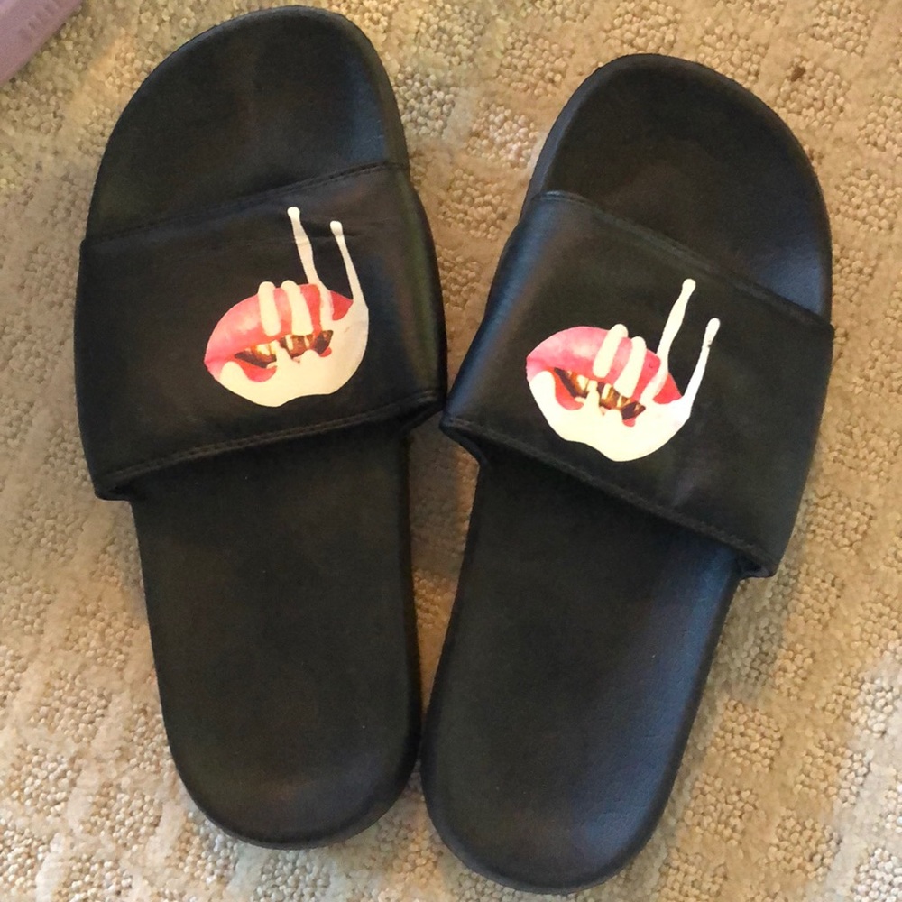 Kylie Cosmetics Slides size 8